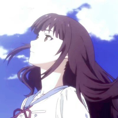 女孩为补路手持砖块躲在路边